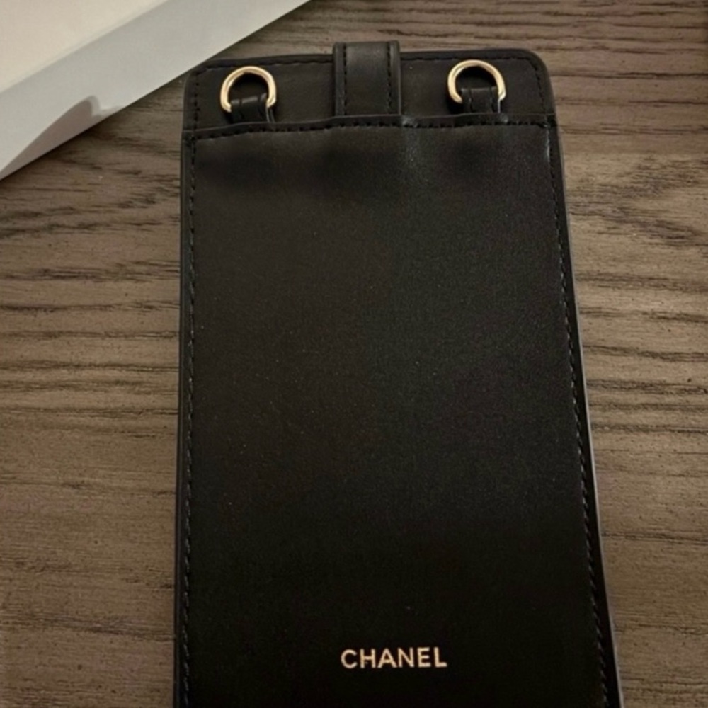Chanel Coco Crush Black Quilted Phone case w/ cardholder Crossbody Bag NEW🖤 - Picture 3 of 8
